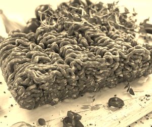 Szara wołowina mielona - dlaczego zmieniła kolor, czy i kiedy można ją jeść?