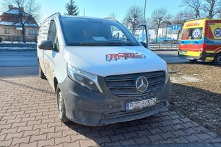 Dzwon przed wiaduktem w Lesznie. Kolizja białych firmowych aut [ZDJĘCIA]