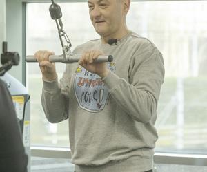 Robert Biedroń ćwiczy na siłowni 