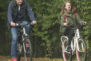 Michał Kamiński z córką na rowerze