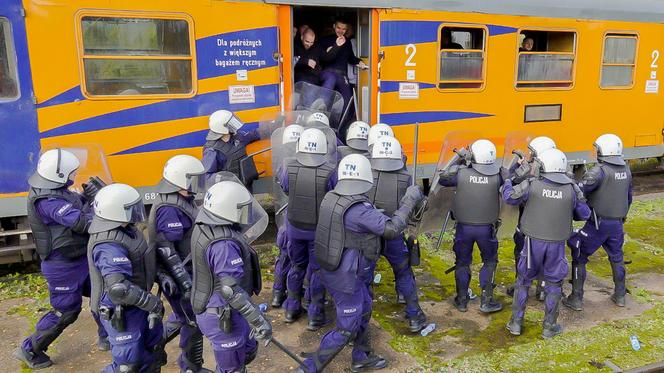 Demolka pociągu w Iławie. Stu policjantów w akcji