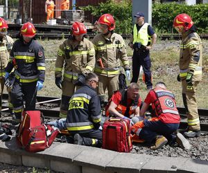 Kontrolowane zderzenie pociągu z osobówką
