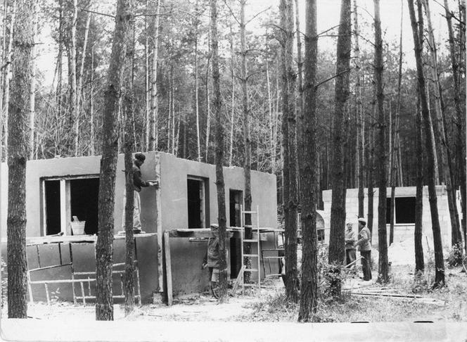 Fotografia z 1980 r. prezentująca budowę domków letniskowych na terenie ośrodka wypoczynkowego w Gołuchowie. APK, Dziennikarska Spółdzielnia Pracy "Ziemia Kaliska" w Kaliszu