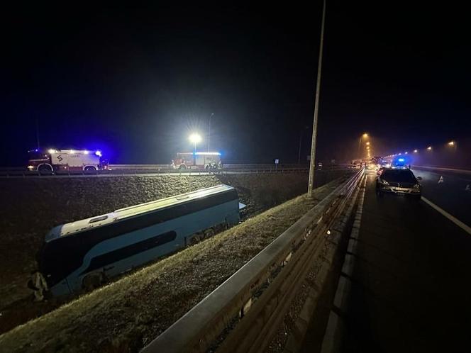 Autokar staranował barierki i spoczął w rowie. 65 pasażerów utknęło na autostradzie A4