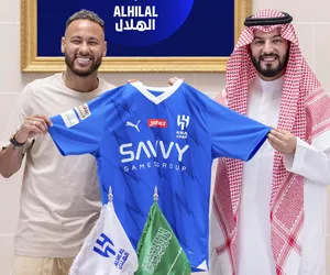 Aż zabolały oczy, gdy zobaczyliśmy jakie fury dostanie Neymar od szejków. Auta za miliony, tak Brazylijczyk bawi się w Arabii