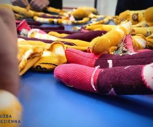  Szyjących pluszaki więźniów, taka praca uczy pomagania innym i bezinteresowności. 