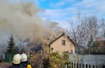 Pożar domu w powiecie toruńskim! Na miejscu aż 11 zastępów straży pożarnej [ZDJĘCIA]