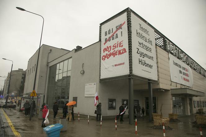 Protesty pod Teatrem Powszechnym