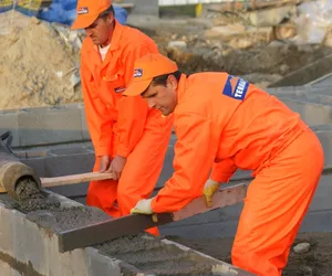 Pustaki szalunkowe styropianowe czy betonowe? Jak się układa pustaki szalunkowe? Ile kosztują?