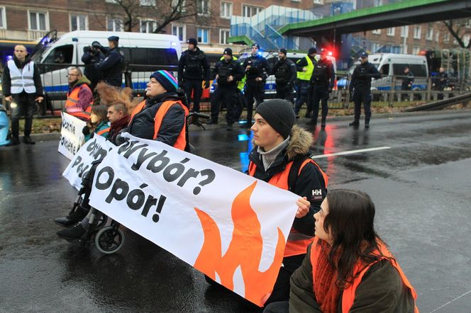 Ostatnie Pokolenie zablokowało Wisłostradę. Furia kierowców. Matka chorego dziecka błagała o przejazd