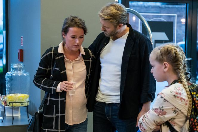 M jak miłość odcinek 1347, Ala (Olga Frycz), Mark (Hubert Wróblewski), Paweł (Rafał Mroczek), Basia (Gabriela Raczyńska)