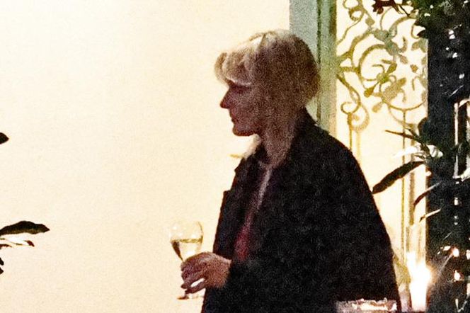 Anna Lewandowska w nocy pali elektryczne papierosy