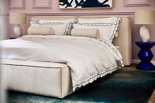 Pościel z falbanką: jak udekorować łóżko w sypialni? Wybraliśmy najlepsze modele w różnych przedziałach cenowych