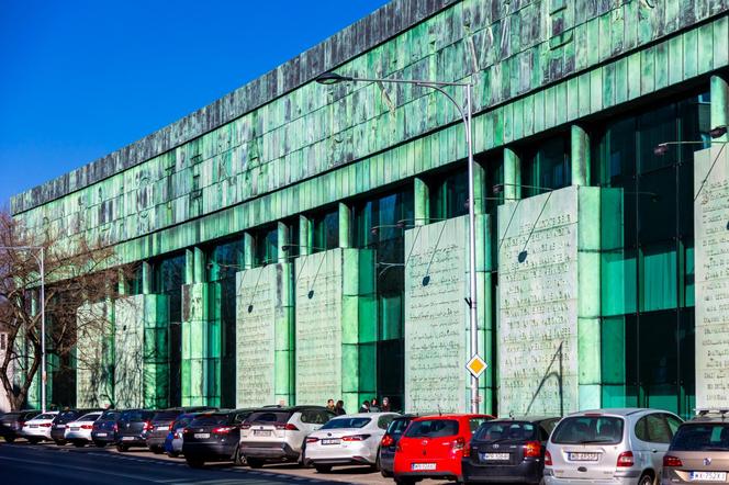 Biblioteka Uniwersytecka w Warszawie - zdjęcia. Zobacz postmodernistyczną ikonę, którą kiedyś uznawano za kicz