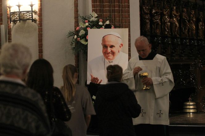 Msza święta w Warszawie za zmarłego papieża Franciszka. Archidiecezja warszawska podała nową datę
