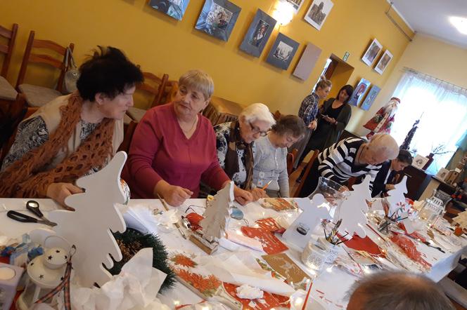 Głogowscy seniorzy wykonywali świąteczne ozdoby, aby pomóc innym