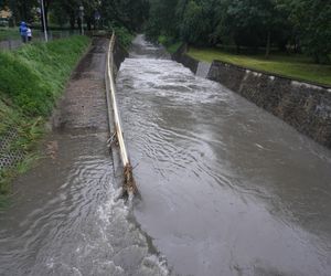 Silny deszcz, możliwy grad, wrasta poziom wód w rzekach w regionie
