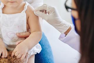 Dlaczego szczepionka MMR jest podawana małym dzieciom dwukrotnie?
