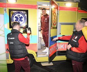 Robert Lewandowski stanowczo do dziennikarzy. „Pokażcie jaja”, potem poszedł do karetki [ZDJĘCIA]