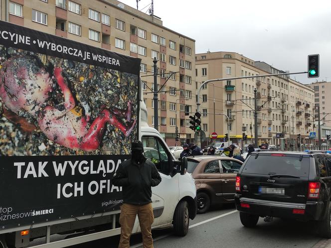 Ogromna awantura na ul. Puławskiej. Zablokowali furgonetkę antyaborcyjną 
