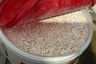 Chełmno: Potężne uderzenie w narkobiznes! Policja przejęła towar za 2 miliony, co znaleziono w kryjówce dilerów?