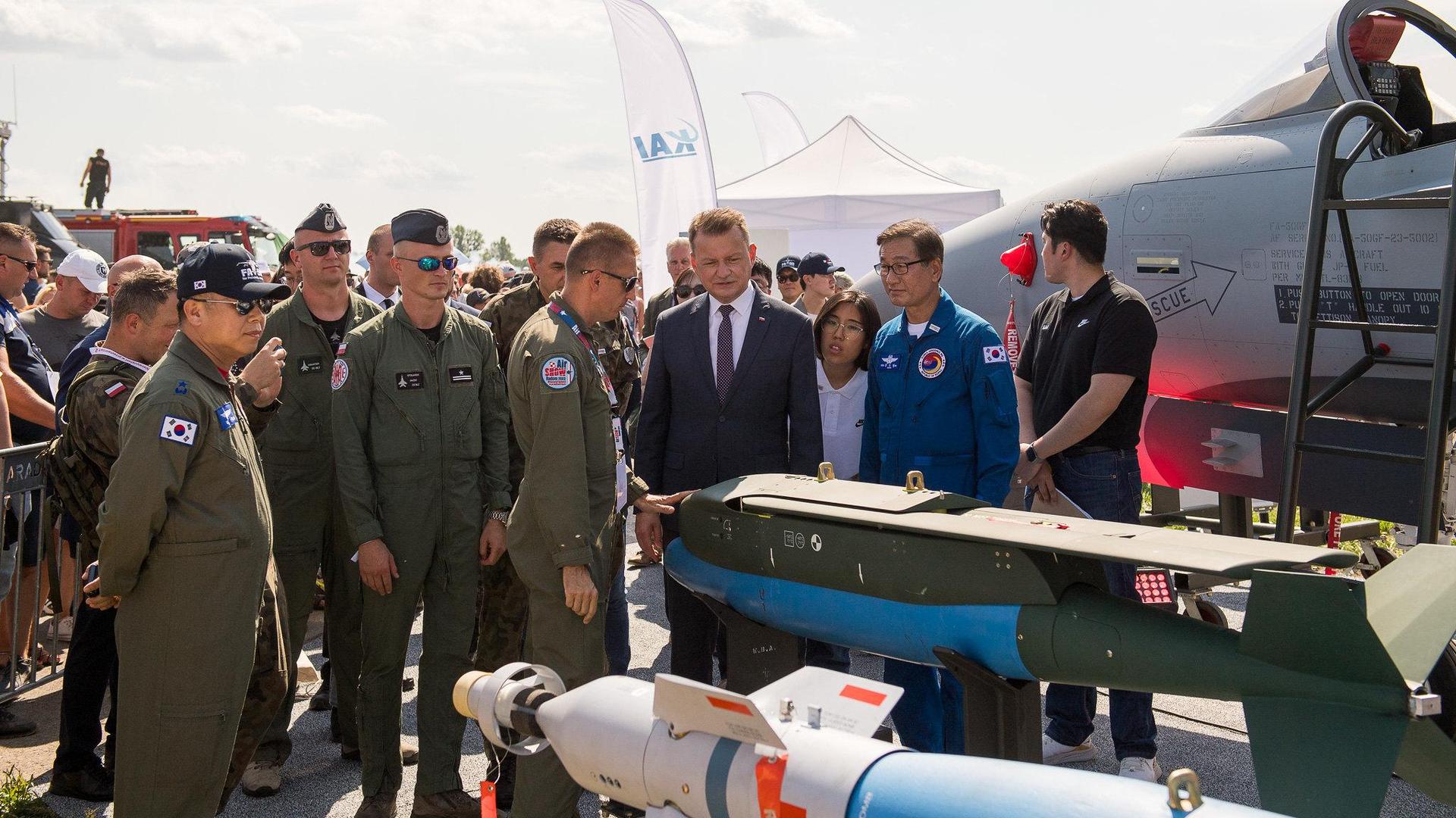 Minister Mariusz Błaszczak na ekspozycji FA-50GF