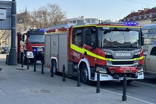 Horror w metrze! Stacja Ratusz Arsenał zamknięta. Pasażer rzucił się pod nadjeżdżający pociąg. Nie żyje