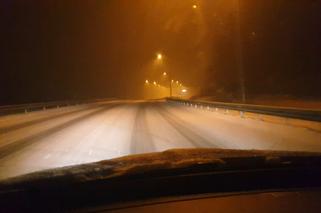 Uwaga kierowcy! Trudne warunki na osiedlowych drogach w Olsztynie. Zima nie odpuszcza