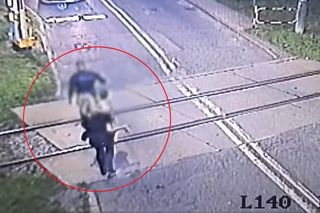 Wstrząsające nagranie pokazali policjanci z Mikołowa. 6-latek bawił się na torach, potem przejeżdża pociąg