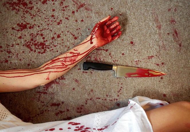 Kietrz: Podczas kłótni chwyciła za NÓŻ! Krawiącego partnera zostawiła na ŚMIERĆ, a sama...