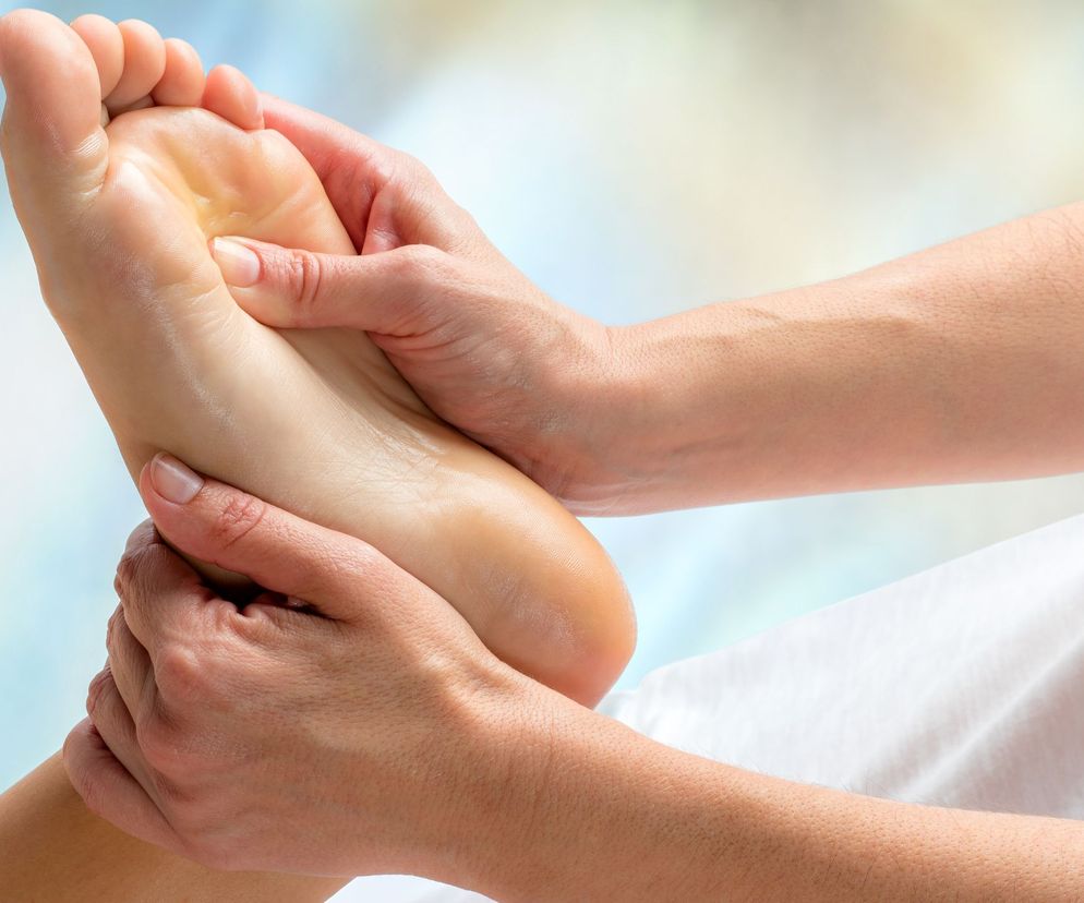 Masaż stóp wykonany osobie leżącej pobudzi  krążenie i poprawi jej samopoczucie. Masaż przyniesie ogromną ulgę, nawet jeśli wykona go osoba niewykwalifikowana. Prezentujemy lekcję podstawowego masażu stóp.