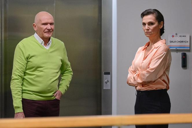 Pierwsza miłość, odcinek 3385. Izabela (Olga Bończyk), Edward (Marek Siudym)