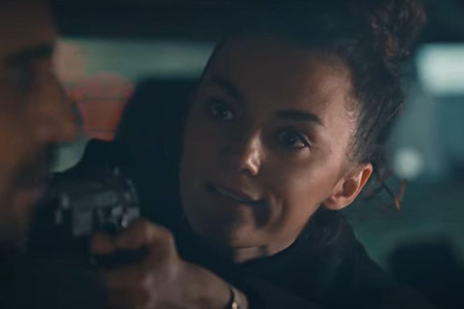 Nana porywa Idrisa i wywozi go do lasu 