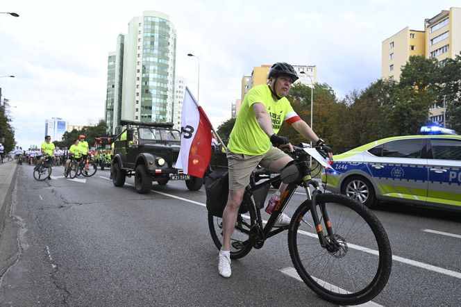 Biało-czerwonym peletonem rowerzyści uczcili Powstanie Warszawskie 