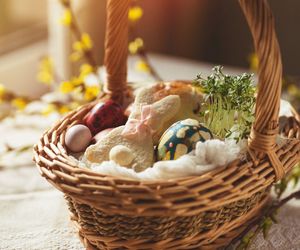 Co włożyć do koszyczka wielkanocnego? Lista święconki, która Cię uratuje