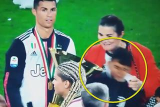 Cristiano Ronaldo uderzył syna pucharem! To musiało boleć... [WIDEO]