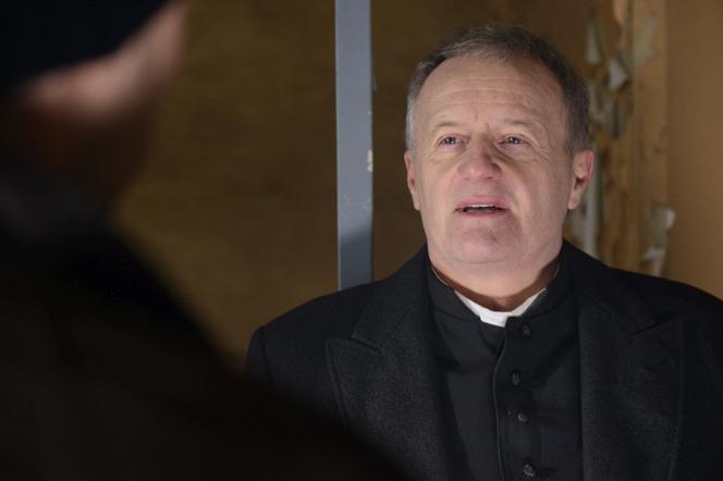 Komisarz Alex 5 sezon odcinek 56 (odc 4). Ksiądz Adam (Aleksander Mikołajczak)