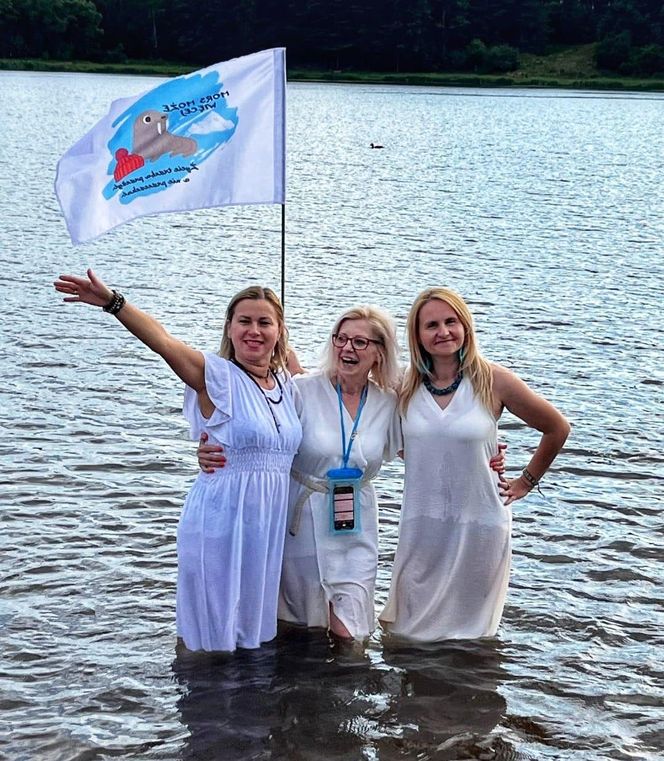 Wyjątkowe „Morsowe Wianki” ekipy "Mors Może Więcej" nad zalewem w Wąchocku. Było magicznie
