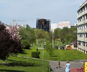 50 mieszkań, czarny beton, stal i czarny tynk mozaikowy. Żorro Macieja Franty