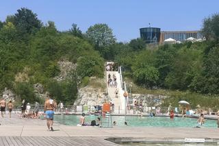 Zakrzówek. Kolejki do wejścia na kąpielisko