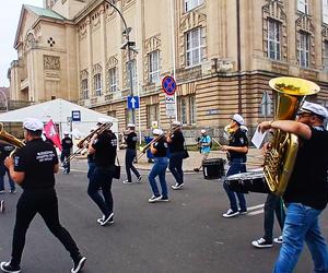 Przemarsz orkiestr dętych podczas finału TTSR 2024