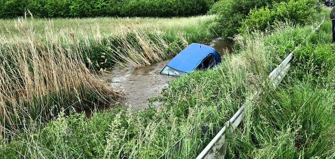 Wypadek w powiecie strzelińskim: Volkswagen wypadł z drogi i wpadł do rzeki