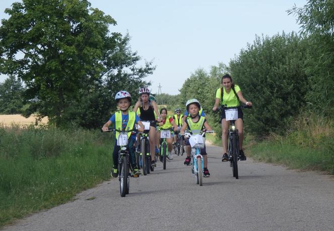  Rekreacja na rowerach to ich sposób na aktywne spędzanie wolnego czasu. Tym razem wyjechali w teren z Szybkim strusiem