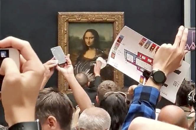 Mona Lisa obrzucona ciastem 