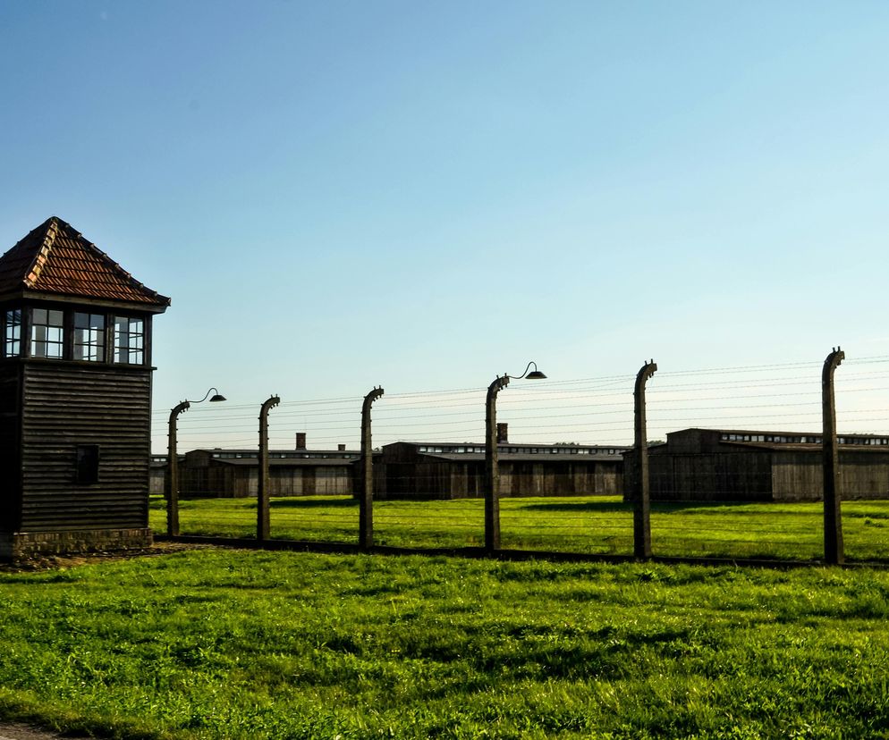 Grupa turystów wtargnęli do obozu Auschwitz-Birkenau. Trafili w ręce policji