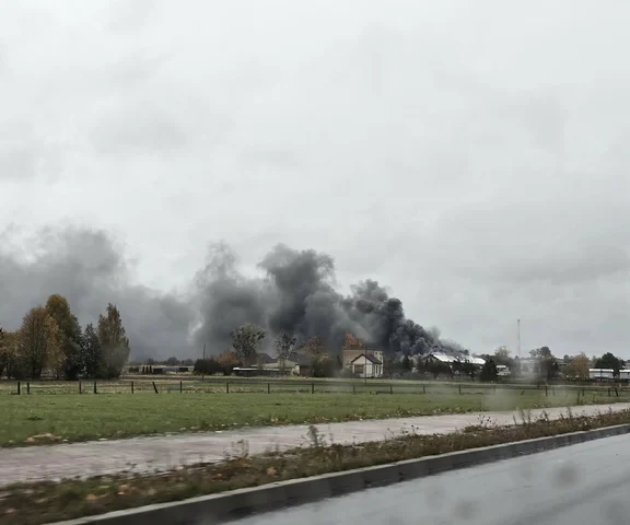 Pożar hali pod Lublińcem. Strażacy walczą z żywiołem