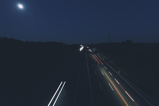 Nastolatek spacerował nocą po autostradzie! Był pijany