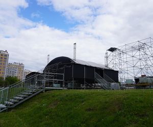 Miasteczko juwenaliowe w budowie