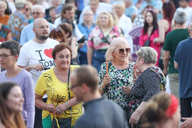 Potańcówka przed teatrem w Katowicach