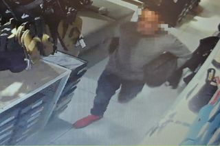 Chciał ukraść buty, a zostawił prezent dla policji. Geniusz kryminału zaliczył niezłą wpadkę